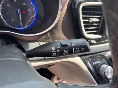 Used 2017 Chrysler Pacifica Touring-L FWD image 37