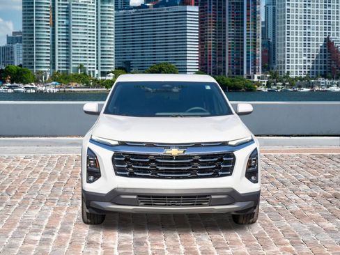 Used 2025 Chevrolet Equinox LT w/ Safety and Technology Package image 2