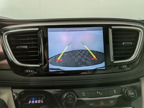 Used 2019 Chrysler Pacifica Limited image 5