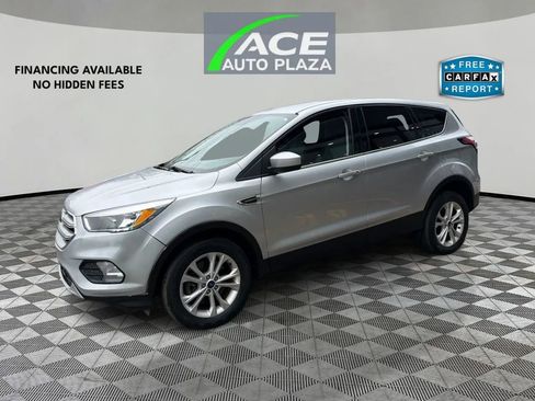 Used 2017 Ford Escape SE image 2