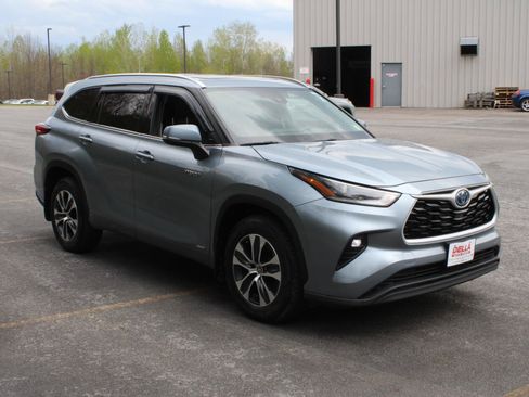Used 2021 Toyota Highlander XLE AWD/4WD image 3