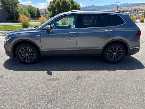 Used 2023 Volkswagen Tiguan SE w/ Panoramic Sunroof Package FWD image 3