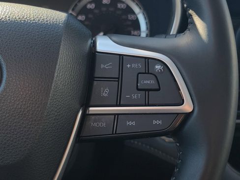 Used 2023 Toyota Highlander XLE image 32