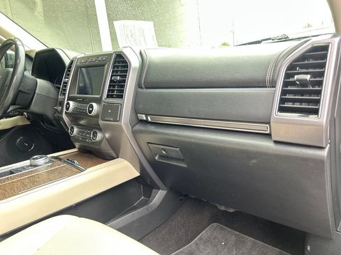 Used 2019 Ford Expedition Platinum RWD image 17