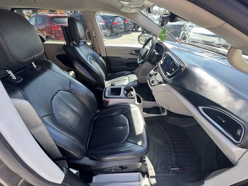 Used 2017 Chrysler Pacifica Touring-L Plus w/ Advanced Safetytec Group FWD image 32