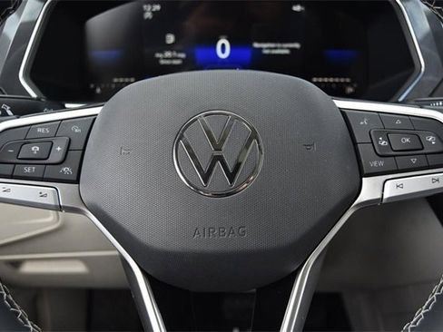 Certified 2023 Volkswagen Tiguan SE w/ Panoramic Sunroof Package image 18