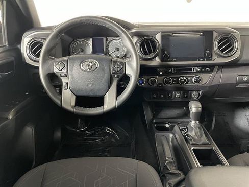 Used 2017 Toyota Tacoma TRD Off-Road w/ Premium & Technology Package AWD/4WD image 13