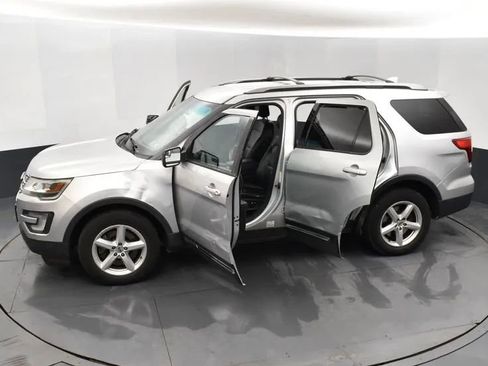 Used 2017 Ford Explorer XLT w/ Equipment Group 202A image 7