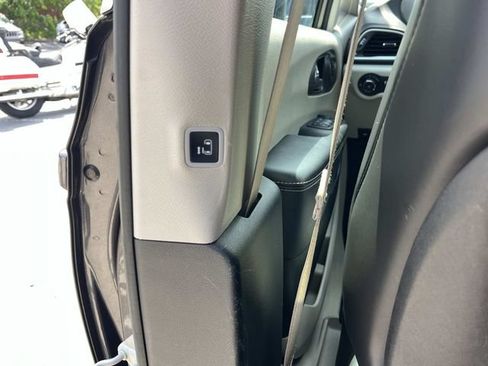 Used 2023 Chrysler Pacifica Touring-L FWD image 18