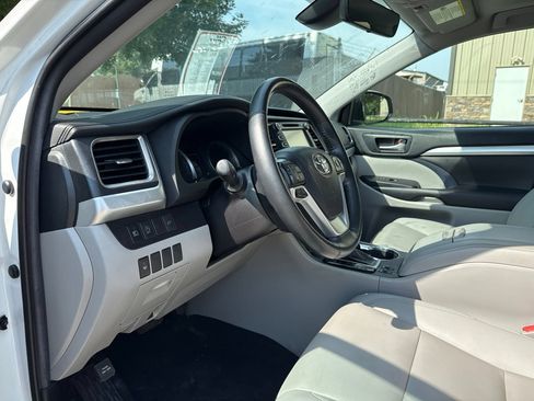 Used 2019 Toyota Highlander XLE AWD/4WD image 11