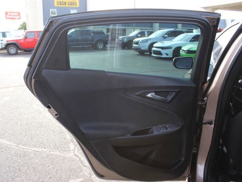 Used 2018 Chevrolet Malibu LT FWD image 16