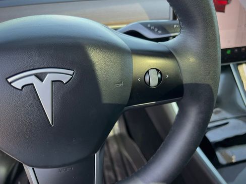 Used 2021 Tesla Model Y Long Range image 35
