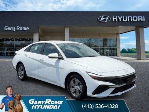 Certified 2025 Hyundai Elantra SE FWD image 2