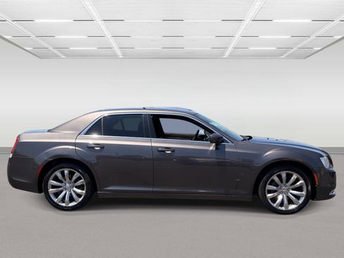 Used 2018 Chrysler 300 Touring L RWD image 6