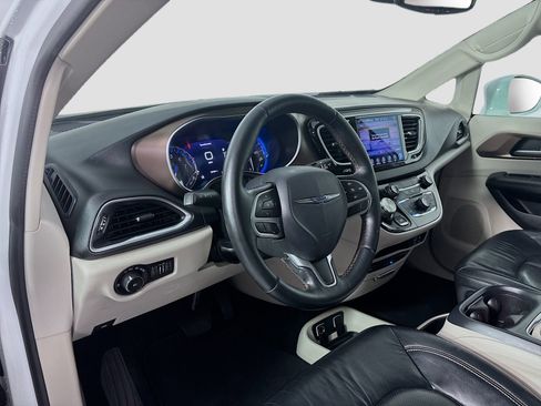 Used 2017 Chrysler Pacifica Touring-L Plus FWD image 9