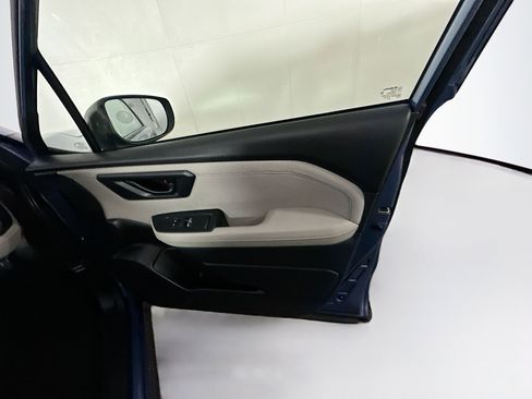 Used 2025 Subaru Forester Premium image 32