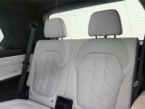 Used 2023 BMW X7 xDrive40i w/ M Sport Package image 31