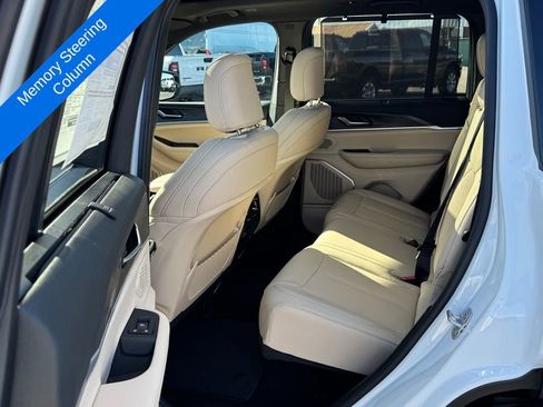 New 2025 Jeep Grand Cherokee Limited w/ Luxury Tech Group II image 16