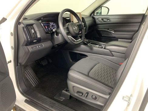 Used 2025 Nissan Pathfinder SV image 33