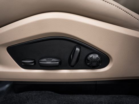 Certified 2025 Porsche Macan 4 Electric image 20