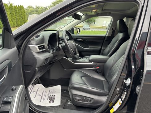 Used 2021 Toyota Highlander XLE AWD/4WD image 12