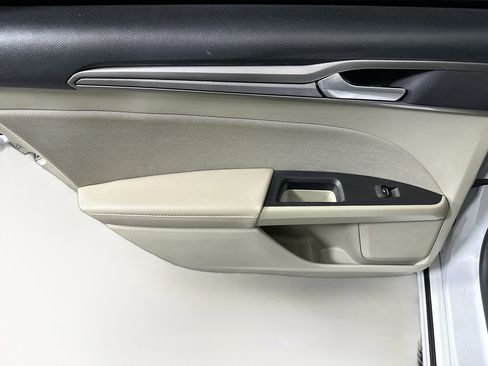 Used 2019 Ford Fusion SE image 25