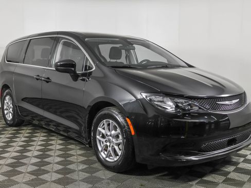 Used 2022 Chrysler Voyager LX image 11