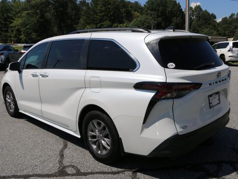 Used 2024 Toyota Sienna XLE w/ XLE Plus Package FWD image 3