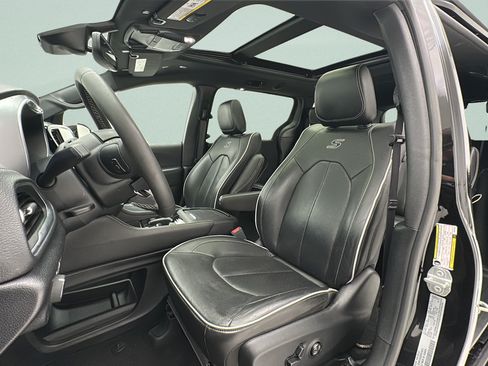Used 2025 Chrysler Pacifica Limited FWD image 15