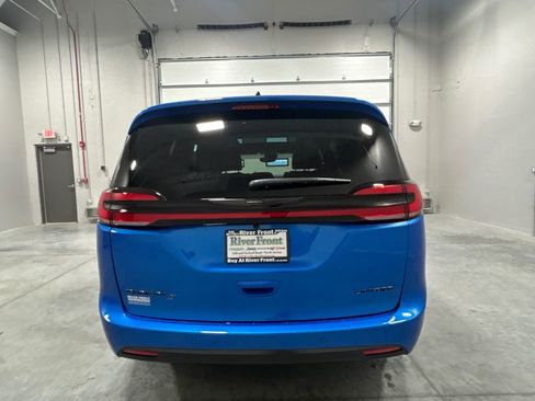 New 2026 Chrysler Pacifica Limited w/ S Appearance Package image 7