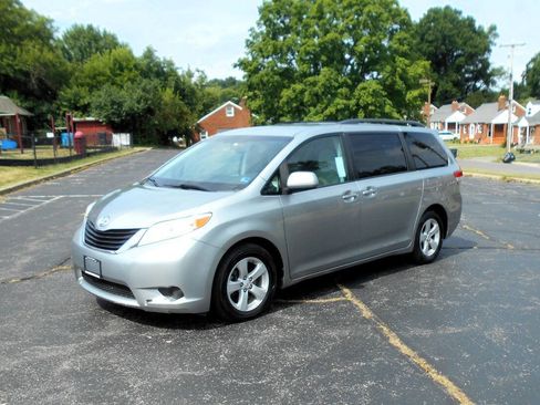 Used 2011 Toyota Sienna LE w/ Towing Pkg FWD image 2