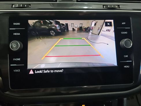 Used 2022 Volkswagen Tiguan SE AWD/4WD image 19