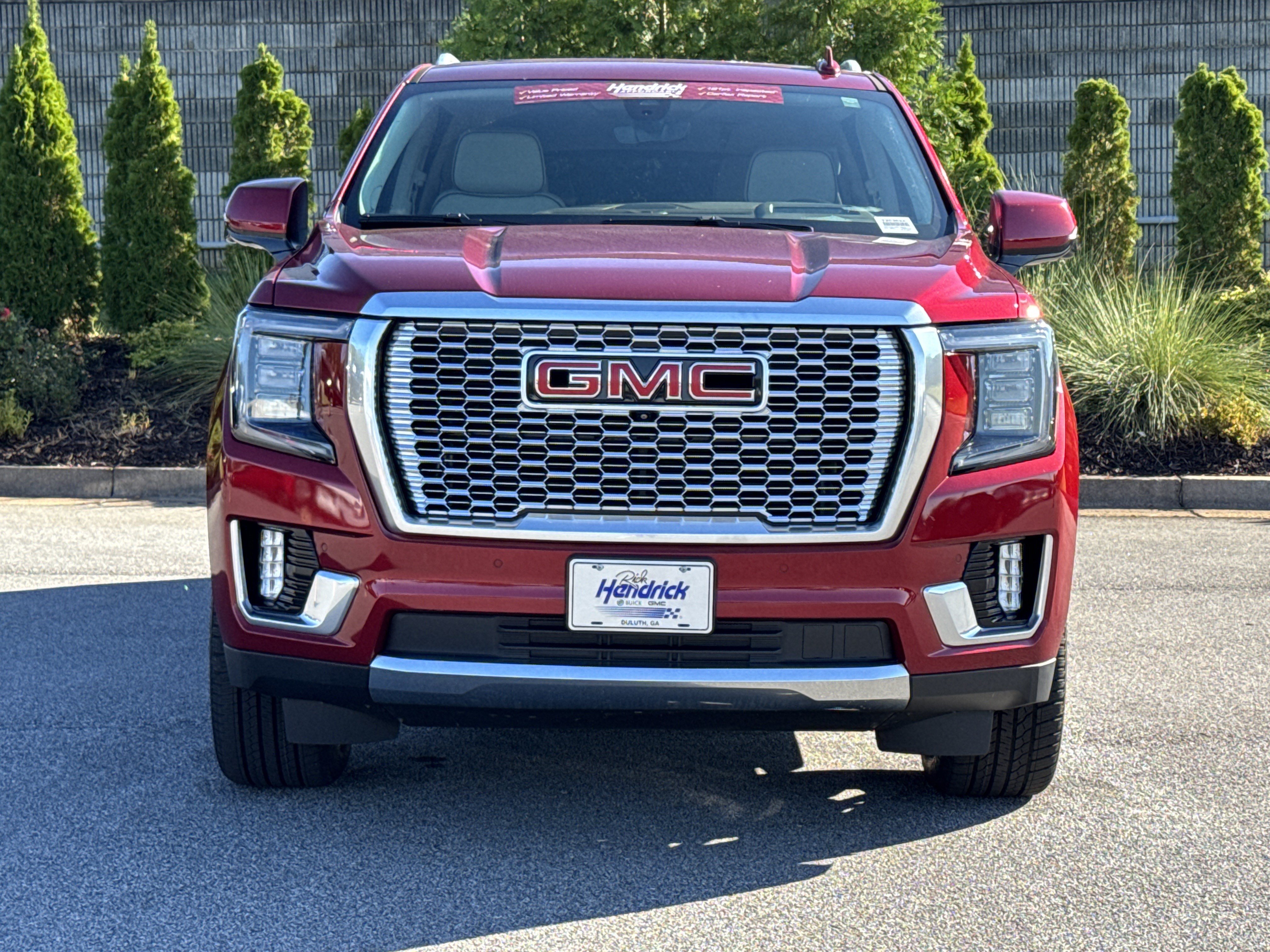 Used 2022 GMC Yukon XL Denali w/ Denali Premium Package AWD/4WD image 3