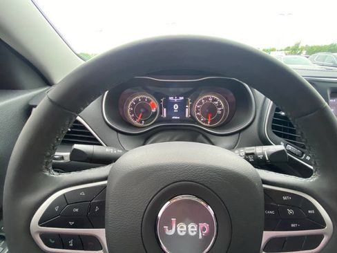 Used 2022 Jeep Cherokee Latitude AWD/4WD image 13