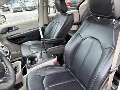 Used 2024 Chrysler Pacifica Limited FWD image 33