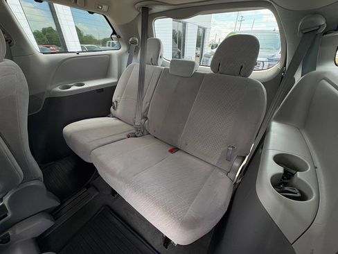 Used 2018 Toyota Sienna LE FWD image 23