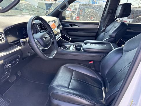 Used 2024 Jeep Wagoneer L Series II RWD image 23