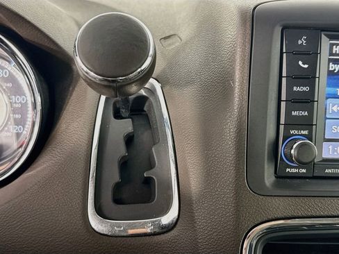 Used 2014 Chrysler Town & Country Touring FWD image 21
