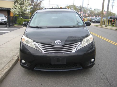 Used 2011 Toyota Sienna XLE w/ Premium Pkg FWD image 6