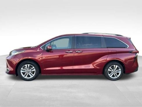 Used 2022 Toyota Sienna XLE w/ XLE Plus Package AWD/4WD image 2