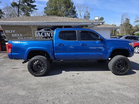 Used 2017 Toyota Tacoma TRD Sport image 3