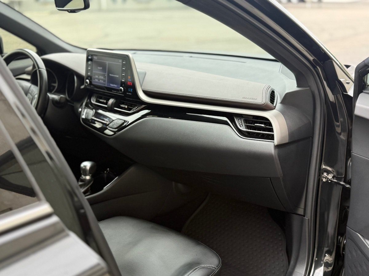 Used 2019 Toyota C-HR Limited FWD image 17