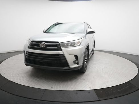 Used 2018 Toyota Highlander XLE AWD/4WD image 12