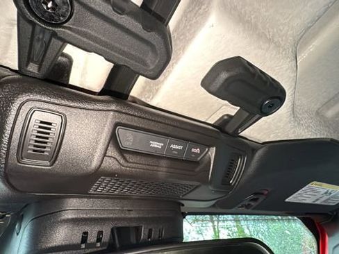 Used 2025 Jeep Wrangler Unlimited Sahara image 26