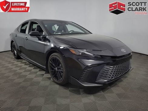 Used 2025 Toyota Camry SE image 1