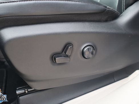 Used 2023 Chrysler Pacifica Touring-L FWD image 14