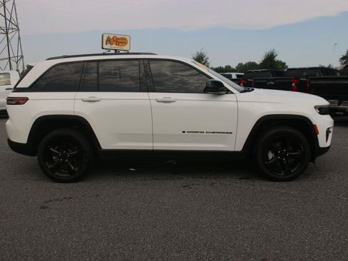 Used 2024 Jeep Grand Cherokee Limited w/ Black Appearance Package AWD/4WD image 13
