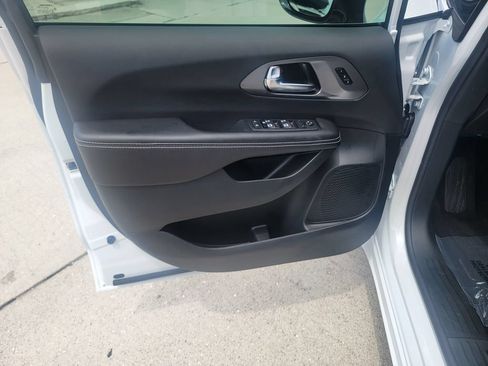 Used 2026 Chrysler Pacifica Select FWD image 11