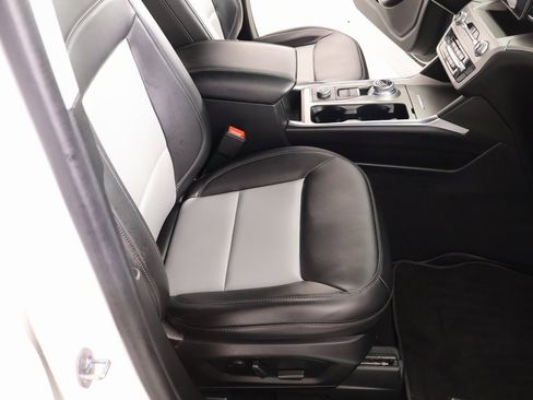 Used 2024 Ford Explorer XLT w/ Equipment Group 202A image 14