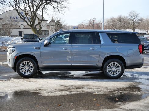 Used 2022 GMC Yukon XL SLT w/ SLT Premium Package image 5